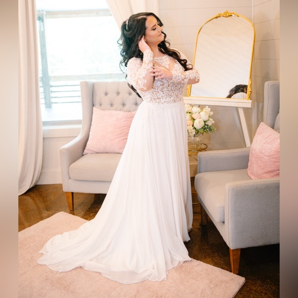 Wedding Dress & Veil - Picture 4 of 4